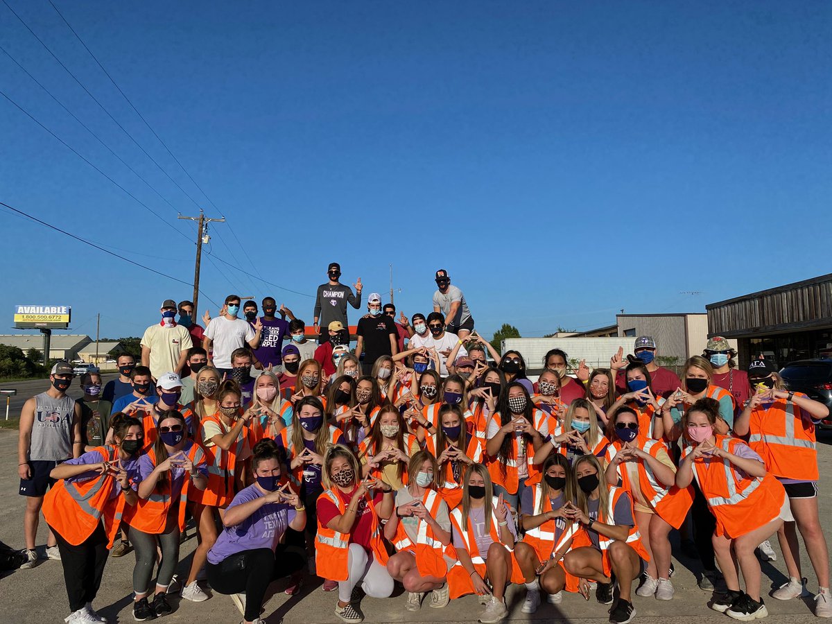 tarleton_kdr's tweet photo. Keeping Stephenville clean one piece of trash at a time with the lovely ladies of AGD @AlphaGam_TSU https://t.co/fYJR7vpAYP
