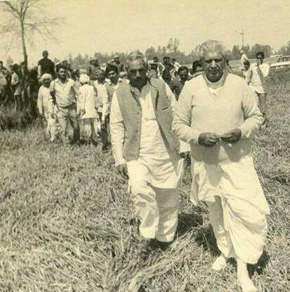 vikram_jatain's tweet photo. किसान मसीहा, जननायक, चौधरी, ताऊ देवीलाल जी को उनके 107 वें जन्मदिवस पर शत् शत् नमन। 
@DrAjaySChautala 
@Dchautala @JJPofficial https://t.co/frQllbp8k7