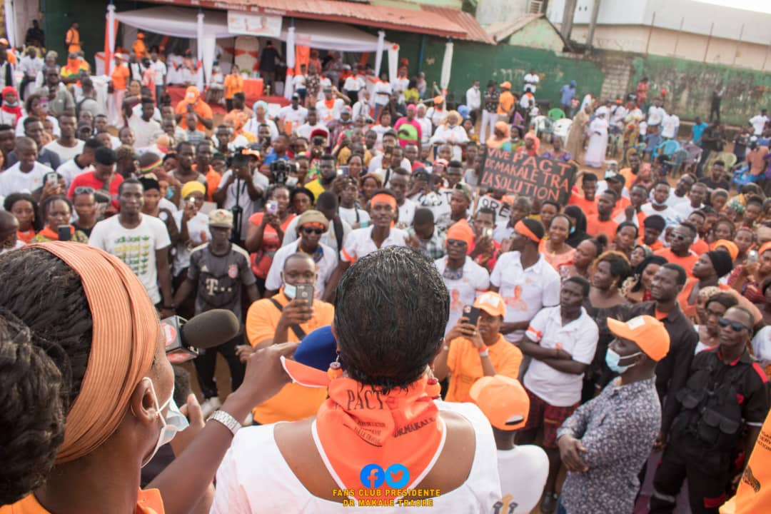 ClubMakale's tweet photo. A la population de Ratoma, Dr Makalé Traoré a parlé de son programme de gouvernance quand elle sera élue le 18 octobre prochain. 
Les femmes et jeunes sont sa priorité 
#DrMakaleTraore2020
#victoirele18octobre
#VivelePact https://t.co/kuDoJuruIO