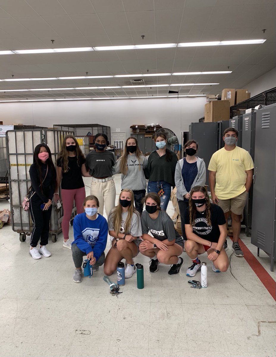 BaileyBergman8's tweet photo. Glad to be back getting some community service hours doing #projectpackage for the @NHSBurg with teammates @BrennaBecker6 & @HelmMadyson https://t.co/OhqJLIkkfh