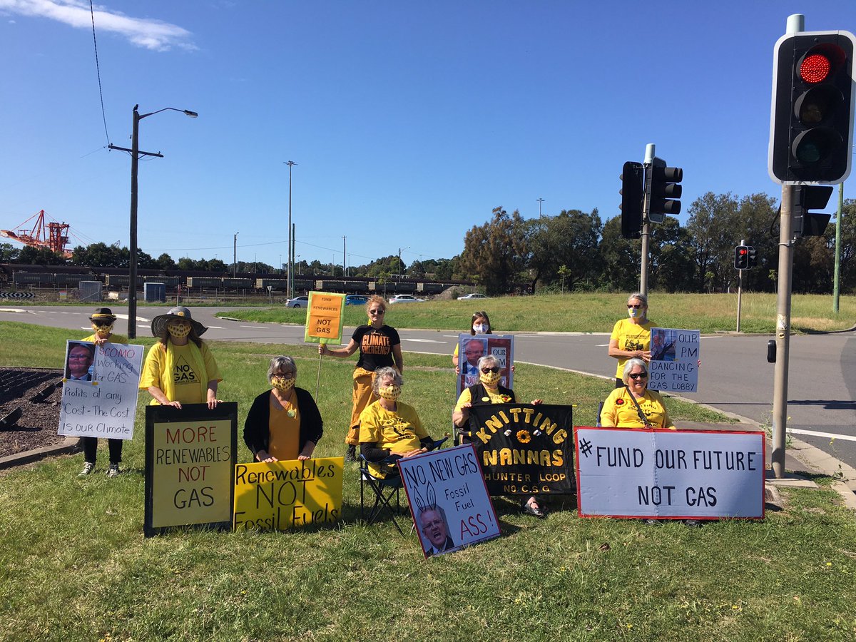 KNAGhag's tweet image. Action in Newcastle/Muloobinba this morning, on Awabakal Country. #SS4C #FundOurFutureNotGas #schoolstrike @ScottMorrisonMP @lynnbenn @SineadFC113 @NannasLismore facebook.com/Squeeney01/vid…