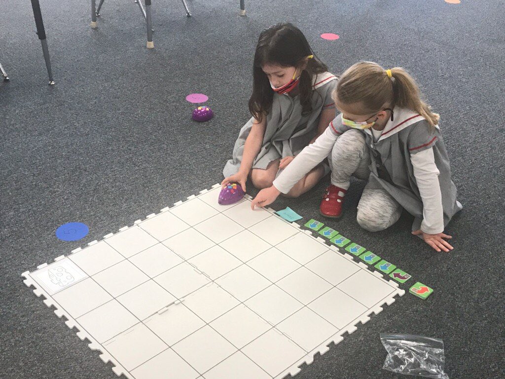 ncooper_edu's tweet image. Of course we code in Kindergarten! @VizKindergarten Can you program your 🐭 bot to get to the 🧀? #WeAreVizLS #GirlsWhoCode #PLTWLaunch