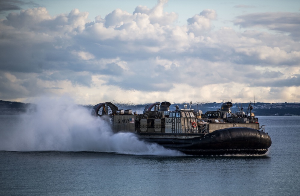 USPACOM's tweet photo. U.S. @PacificMarines with Landing Craft, Air Cushion 9, currently attached to @USPacificFleet amphibious dock landing ship USS Germantown #LSD42, conduct amphibious operations in waters off Blue Beach, Okinawa. #SemperFi #LCAC #NBU7 #FreeandOpenIndoPacific. https://t.co/EQYgX75q6G