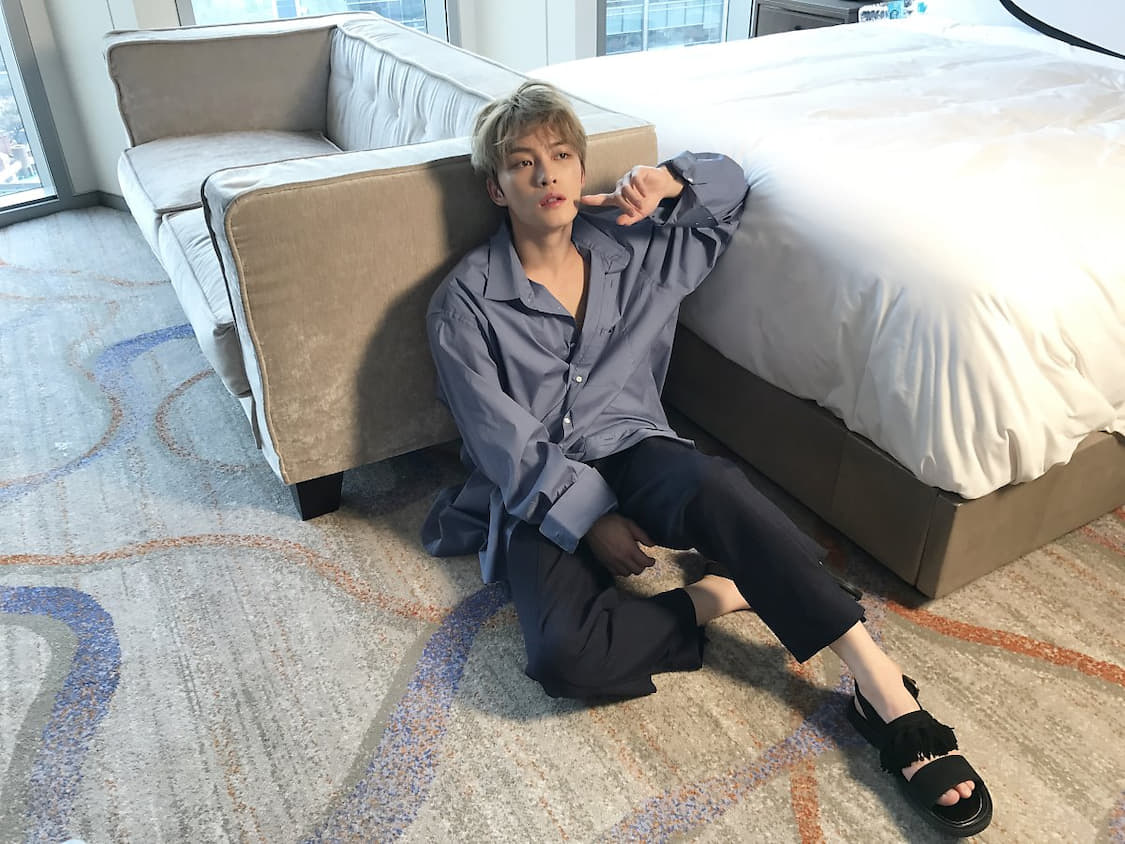 131107 JYJ Naver LINE"Wanna see my foot? Here you go!"