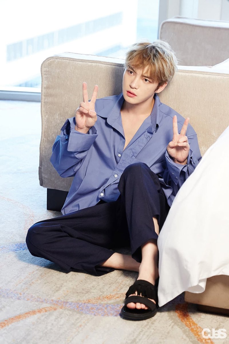131107 JYJ Naver LINE"Wanna see my foot? Here you go!"