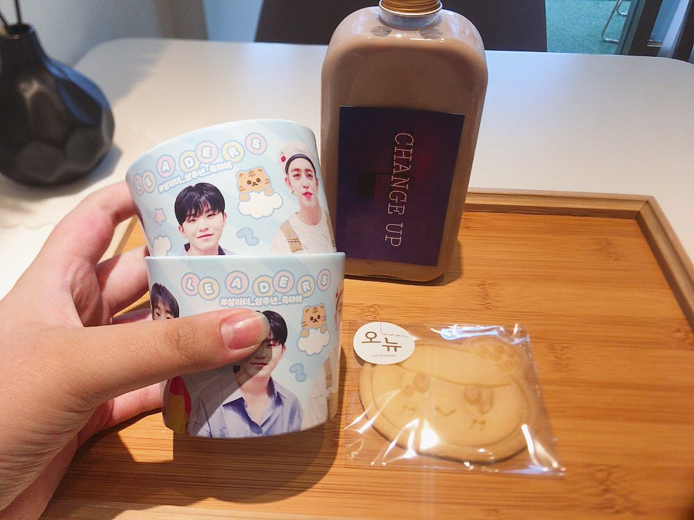 jysvt961115's tweet photo. @For_3leaders 컵홀더 받았는데 너무  디자인 너무 예뻐요ㅠ특전도 예쁘고,특히 사장님이 친절하셔서 너무 좋았습니다🤗진짜 빨리 리더즈 컴백하길!
#삼리더_삼주년_축하해 
#리더즈_컴백시급 https://t.co/tLK6G8EQaX