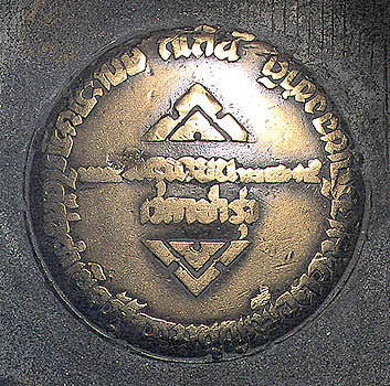 หมุดก่อกำเนิดรัฐธรรมนูญ (หมุดคณะราษฎร) เป็นหมุดทองเหลือง ฝังบนพื้นถนนที่ลานพระบรมรูปทรงม้า ณ ตำแหน่งที่พระยาพหลฯ อ่านประกาศในการปฏิวัติสยาม พ.ศ. 2475 มีข้อความว่า "ณ ที่นี้ ๒๔ มิถุนายน ๒๔๗๕ เวลาย่ำรุ่ง คณะราษฎรได้ก่อกำเนิดรัฐธรรมนูญเพื่อความเจริญของชาติ" th.wikipedia.org/wiki/%E0%B8%AB…