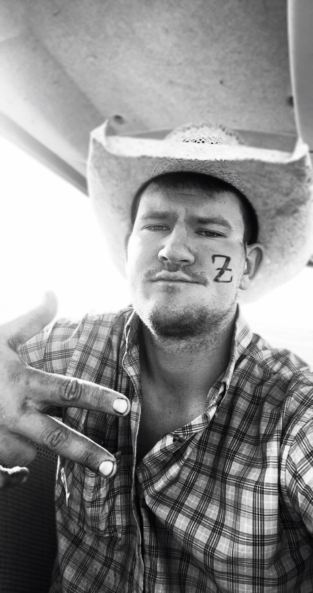 CodyHansen88's tweet photo. First selfie for the bird so don’t judge https://t.co/O2XldzkSXa