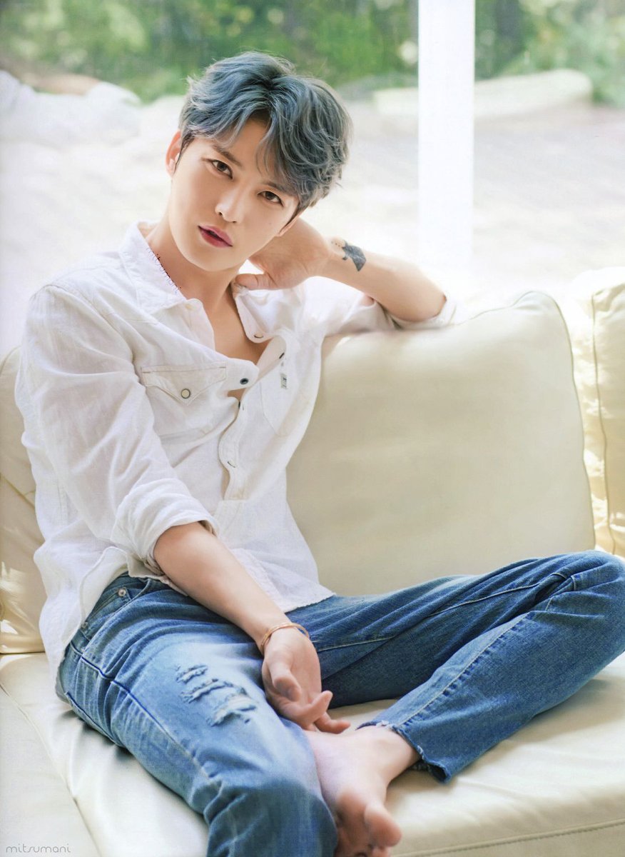 131107 JYJ Naver LINE"Wanna see my foot? Here you go!"