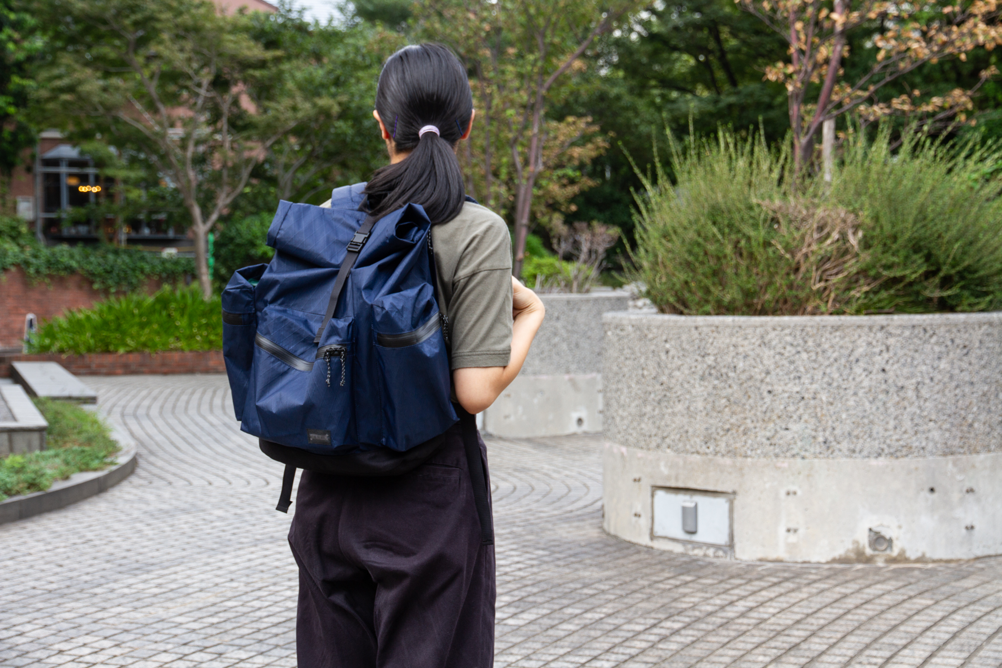 ユキコハナイ 青いバラのセットアップ NaVY10月号では、凛とした美しさはそのままに、色々な持ち方を