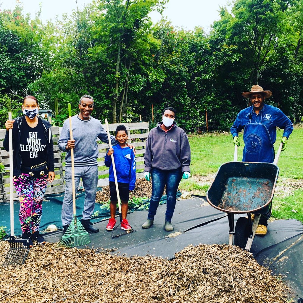 coylpoitier's tweet image. Awesome #volunteers today helping out at the #Garden!!!
@clydehughey , @darrylkenebrew , @nuyouwithbruce, @nellyjfit and Katrina #Poitier!! @fawccas 

Special Thanks To Unified Hands!!

#urbanfarming #mulching #fruittrees
