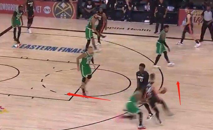 【影片】Adebayo突然忘記戰術，Iguodala伸手一指，助其與Herro完成三分配合！-黑特籃球-NBA新聞影音圖片分享社區