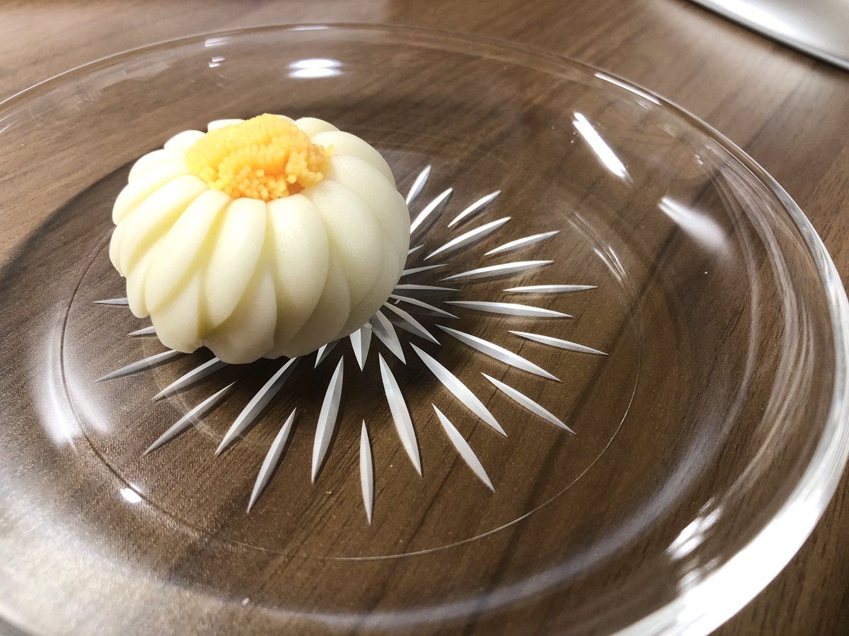 江戸切子 大場硝子 １０時のおやつは 菊花文で花火をイメージしたプレートに 黄菊のお菓子 季節は夏からすっかり秋ですね 江戸切子 切子 大場硝子 江戸切子皿 江戸切子プレート 菊 ふなさだ