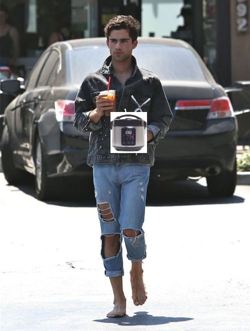 amnesiazkai's tweet photo. Max leaving Demi's house with his belongings https://t.co/jGEwTmfaev
