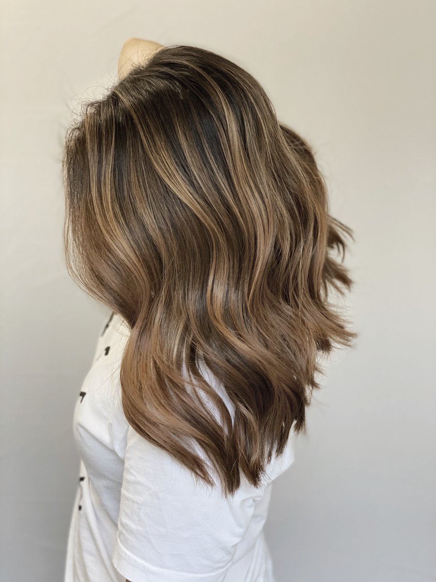 #Handpainted goodness by Yessenia. 😍  This beautiful balayage was painted with <a href="/GoldwellUS/">GoldwellUS</a> &amp; we're swooning over that #honeytone! 🍯
.
.
 #raleighbalayage #raleighhairstylist #honeycaramelhair #goldwellapprovedus #iamgoldwell #goldwellus #goldwellhair #goldwellusa