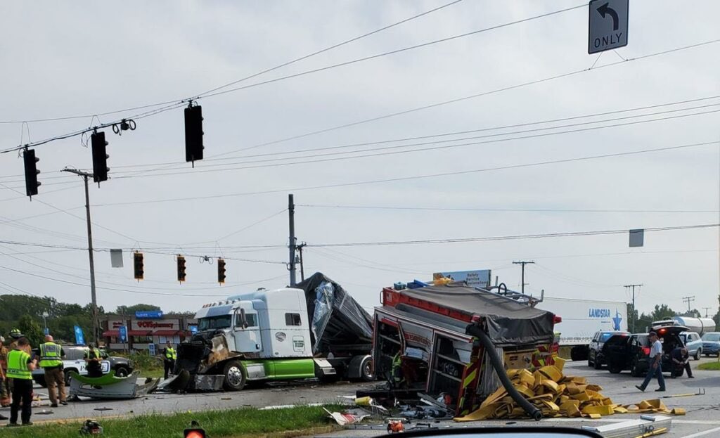 TheSecretList's tweet photo. FIRE APPARATUS STRUCK AND "CUT IN HALF" WHILE RESPONDING / INDIANA-Video.
https://t.co/ebpuhpCZOk @IAFC_SHS @FireApparatus1 @FireRescue1 #firefighters #firefighter #fireapparatus #firetruck #closecall https://t.co/XG4Tz9Uabw
