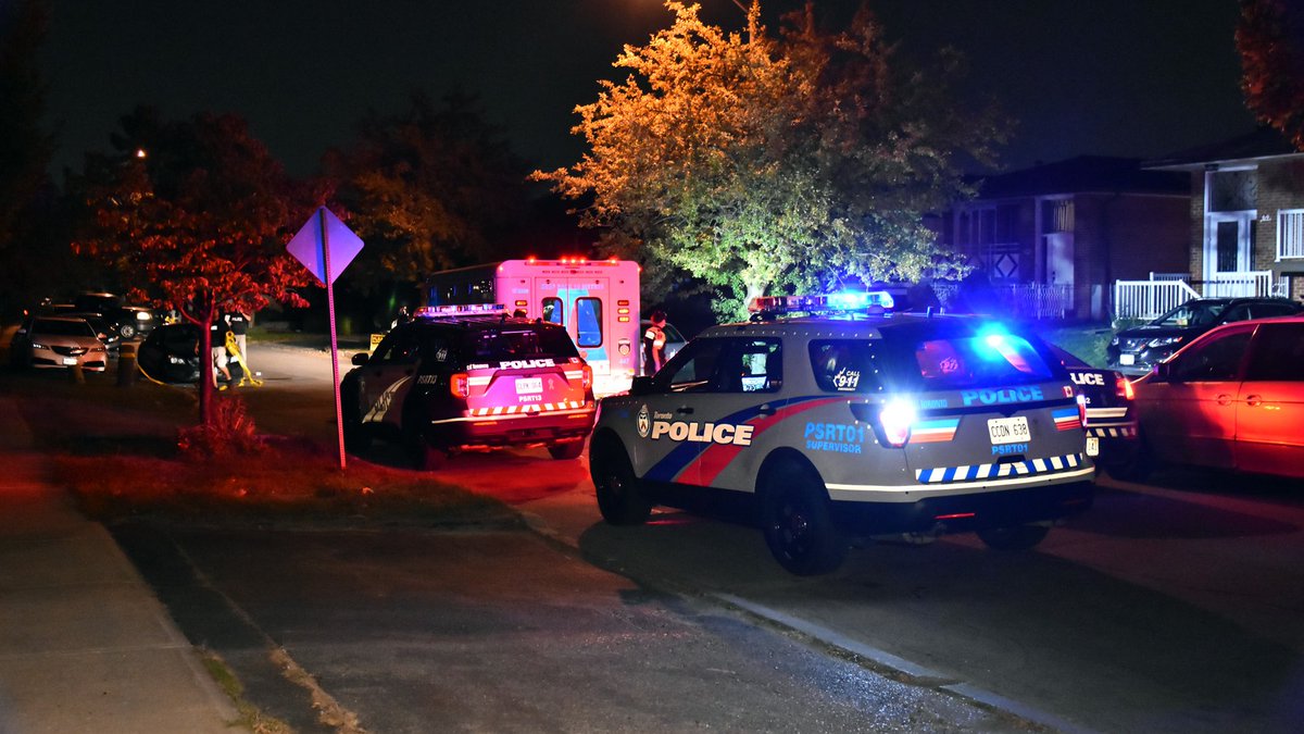 JeremyCohnTV's tweet photo. Man shot in the back at a home on Futura Drive near Jane St &amp; Finch Av W. Victim taken to hospital by @TorontoMedics on an emergency run. Police have sealed off the street. This is the third of three separate shooting/shots fired calls near Jane &amp; Finch since 6:30 PM. #Toronto https://t.co/jq5SqgaXPZ