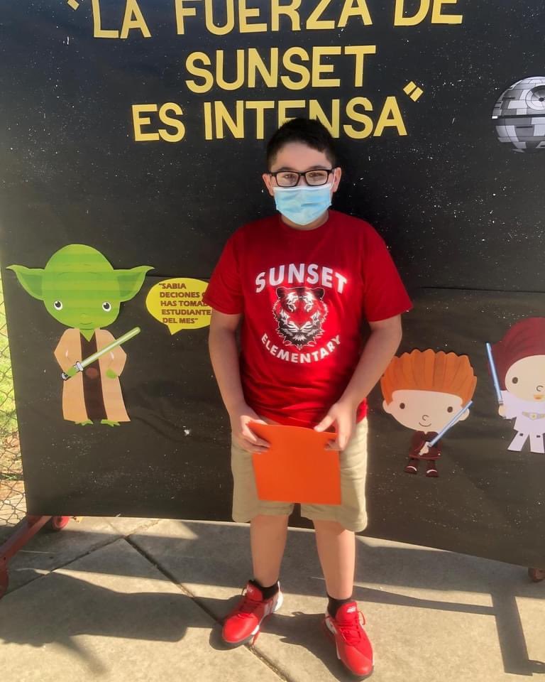 SunsetDual's tweet image. Celebrated our first Student of the Month drive thru! Our little Tigers were thrilled receiving this special recognition along with a certificate, goodies, and a personal pizza 🍕🐯❤️ @FUSDELSERVICES @BobNelson_FUSD  #sunsetstrong #spreadpositivity #distancelearning