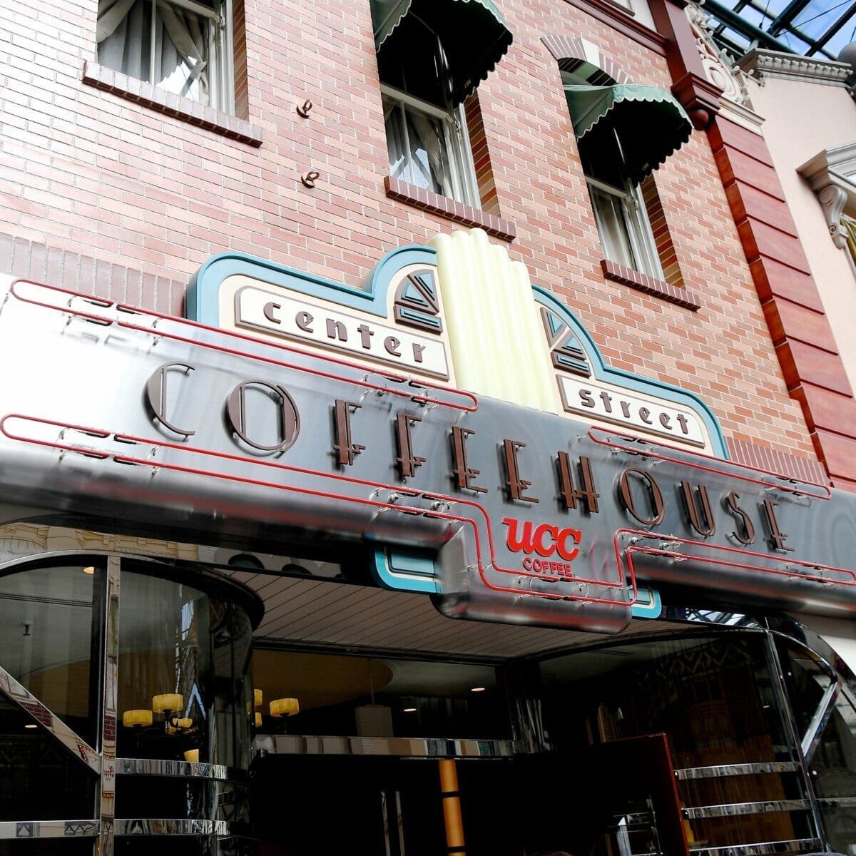 Mezzomikiのディズニーブログ A Twitter 東京ディズニーランド センターストリート コーヒーハウス 本日よりチョコレートケーキ ベイクドチーズケーキが提供再開です T Co Ql8fl8fylu T Co Ggonjpfgav Twitter