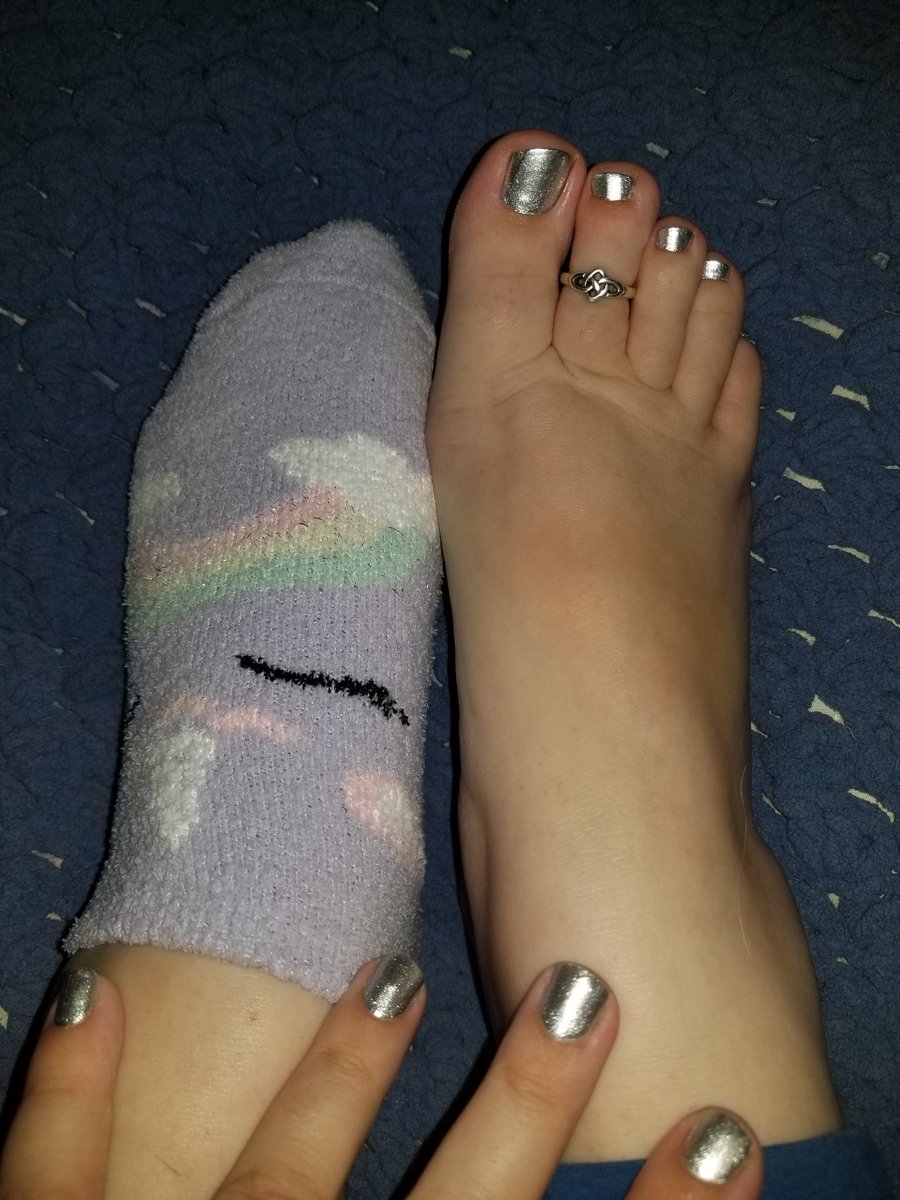 MyHappyFeetIG's tweet photo. New polish. Tinfoil toes? #footworship #footgoddess #barefeet #barefoot #cutesocks #unicornsocks https://t.co/74Pg5znlTQ