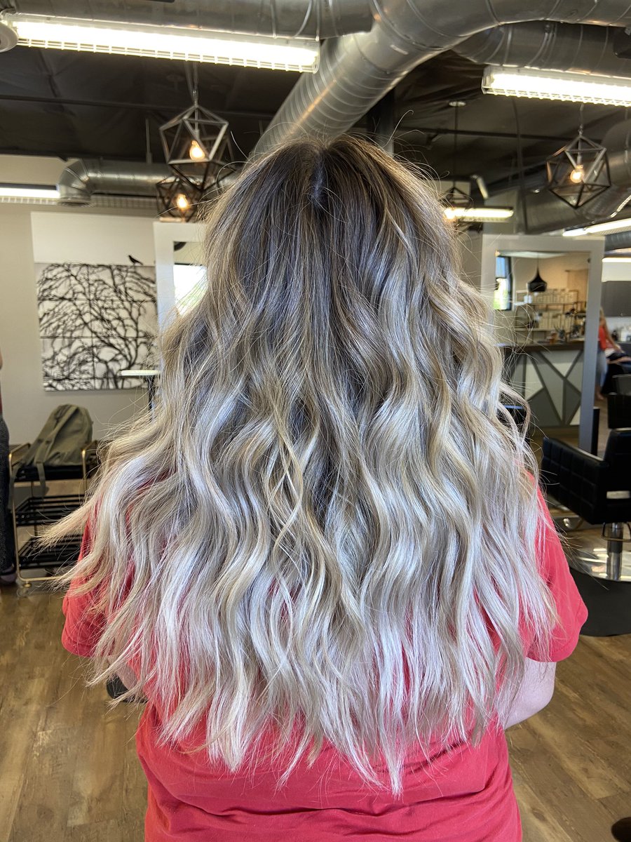 Nirv0nna's tweet photo. Hi guys! 
I’m a local hairstylist who quit my job 2 months ago to rent a chair and work for myself full time. It would seriously mean the world if you guys would PLEASE share+rt.🥺💖
There is so much I have planned for you guys, I promise you won’t regret it! 
IG: @coloredbyv ✨ https://t.co/ZLrTFBUoj7