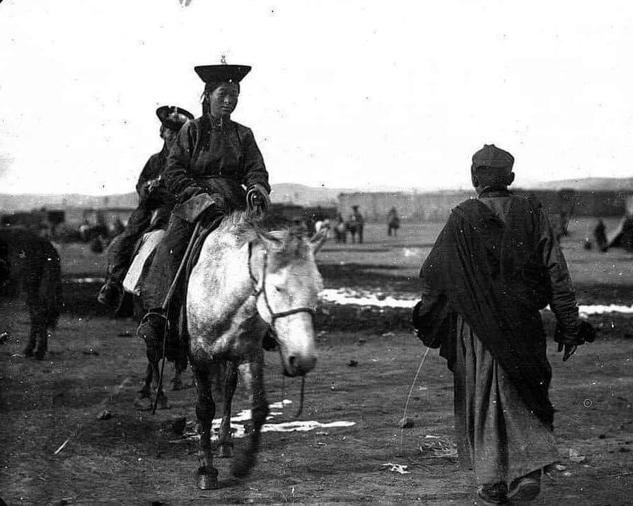 Жоохон гунигтай л. Гэхдээ сошиал бол амьдрал биш шүү дээ би хэвээрээ байсаар л байна. Миний мэдлэг надад байж л байна тэд 30к фэйсбүүк хуудасыг минь хулгайлж чадах ч толгойн доторхыг маань чадахгүй.
Мэдлэг бол хүч!
Facebook.com/sogoomng