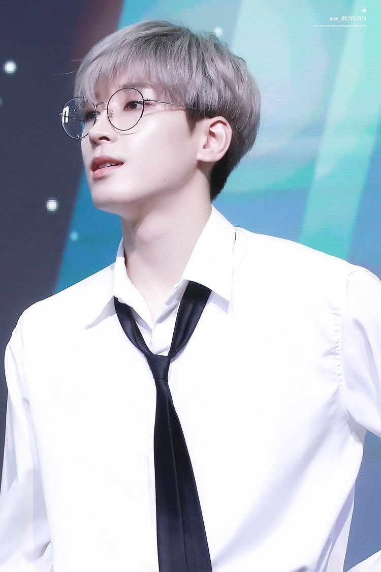 안녕하세요🦊 眼鏡がとっても似合うアイドルをご紹介🖤  #SEVENTEEN