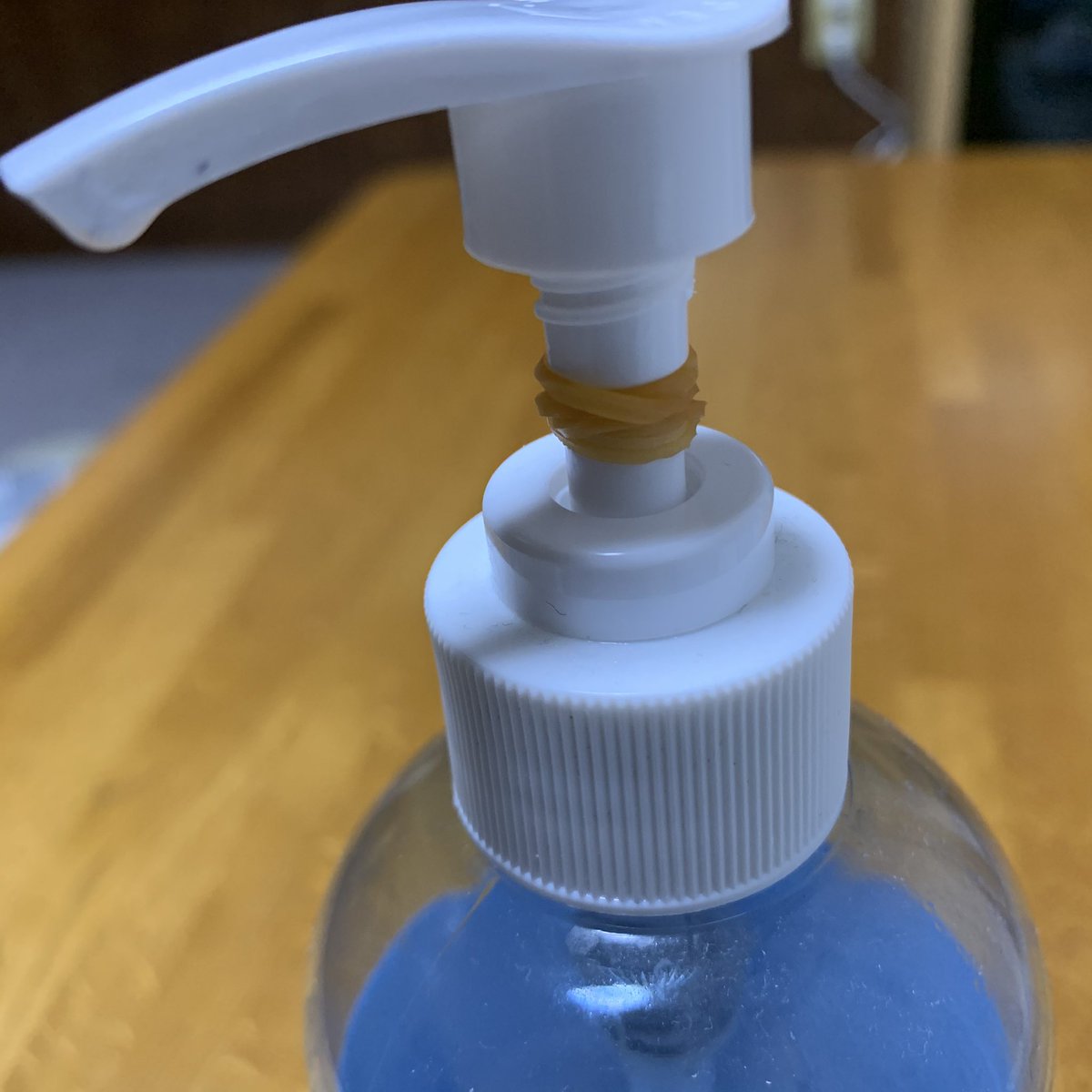 aico_osouji's tweet photo. 【ポンプボトルから押し出される中身を節約する裏ワザ】

輪ゴムを使うだけでポンプボトルの出しすぎを抑えることができます。

やり方はとっても簡単でシンプル！

輪ゴムの写真の用にクルクルと巻き付けるだけ。

輪ゴムがストッパーの役目をしてくれるので、中身の出しすぎを抑えてくれます。 https://t.co/HJ5V2khJ7T