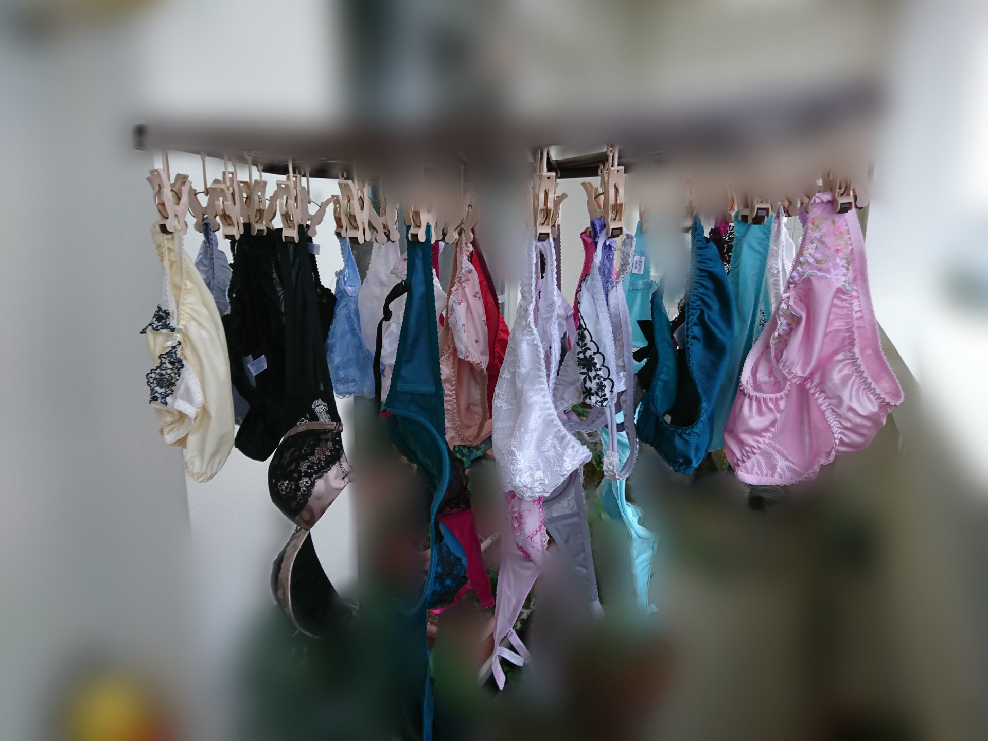 ベランダ パンティ 妻の脱け殻??? 今朝起きるとベランダに大量の下着が干してありました。  職場から持ち帰ったものと、昨日までの研修とゆう名ばかりの旅行のものが混在しているようです。 セットものとは別に普通ーなフルバックとTバックパンティが大量です。  https://t.co ...