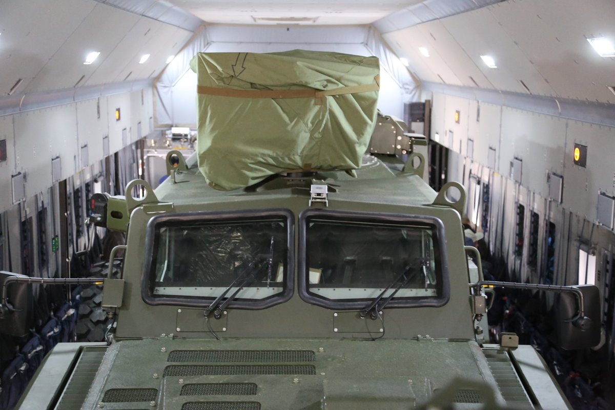 During this briefing the A400M was loaded with an Arlan armoured wheeled vehicle, later in the day a second Arlan was also loaded. Airbus Test Pilots demonstrated the technical capabilities of the aircraft to Air Force officers. @DefenceHQ  @RAFBrizeNorton