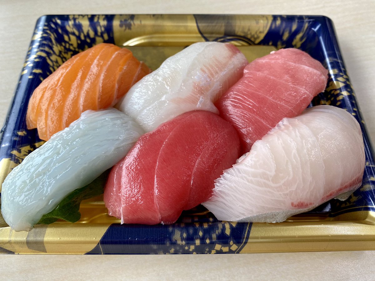 Hellomy432's tweet photo. 美味しそうなお寿司を買ったんだけど、お醤油貰い忘れてたと気づいた🥺

これが絶望ってやつか... https://t.co/ZTUF4cBIb4