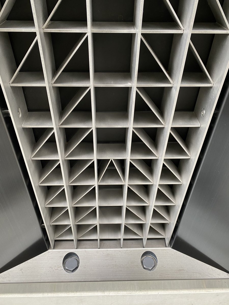 DSBArchitect's tweet photo. Walking past The Post Building yesterday. Shiny detailing #london #postbuilding #architecture https://t.co/2j92Pnzma3