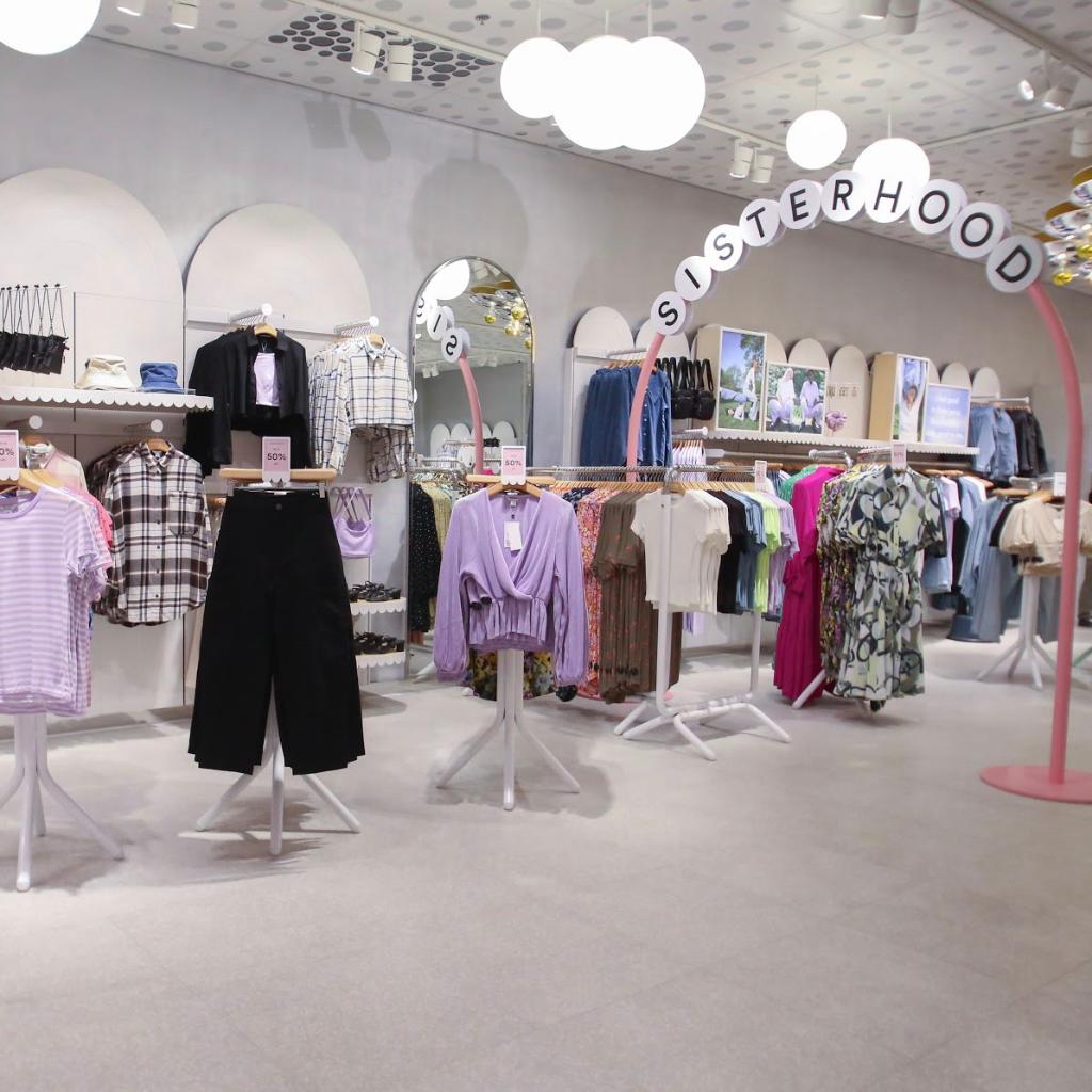 hmphilippines's tweet photo. We're here! βοΈ
We're obsessed with our brand new @monkiworld store in SM Mall of Asia. Tag your faves who'll love it, too! πππ#MonkiManila
#monki #monkistyle https://t.co/8sh34kC5oj