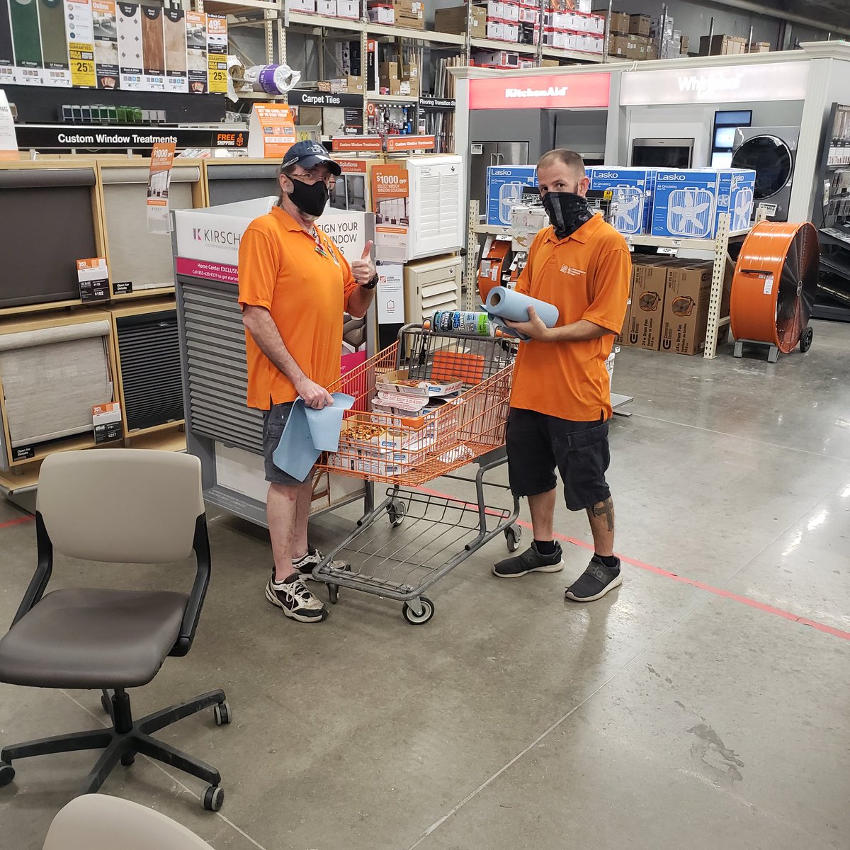Slaughter Ln taking care of our overnight MET team, with pizza for their break. We really appreciate all you do. @tgtguerrero12 <a href="/lyndamitchell22/">Lynda Mitchell</a> <a href="/bam0213/">aby</a> <a href="/ericbernal01/">Eric Bernal</a> <a href="/SchweitzerRoger/">Roger Schweitzer</a> <a href="/NAshleynmiller1/">Ashley Miller</a>