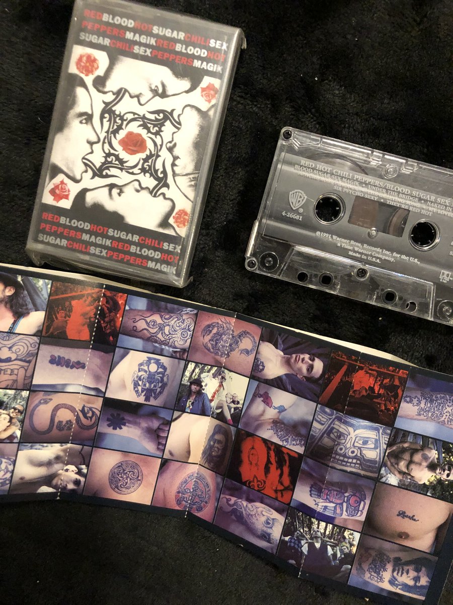 Cassette  #BloodSugarSexMagik Uno sin y otro con Parental Advisory (amo las fotitos de los tatuajes en ese formato de cassette)