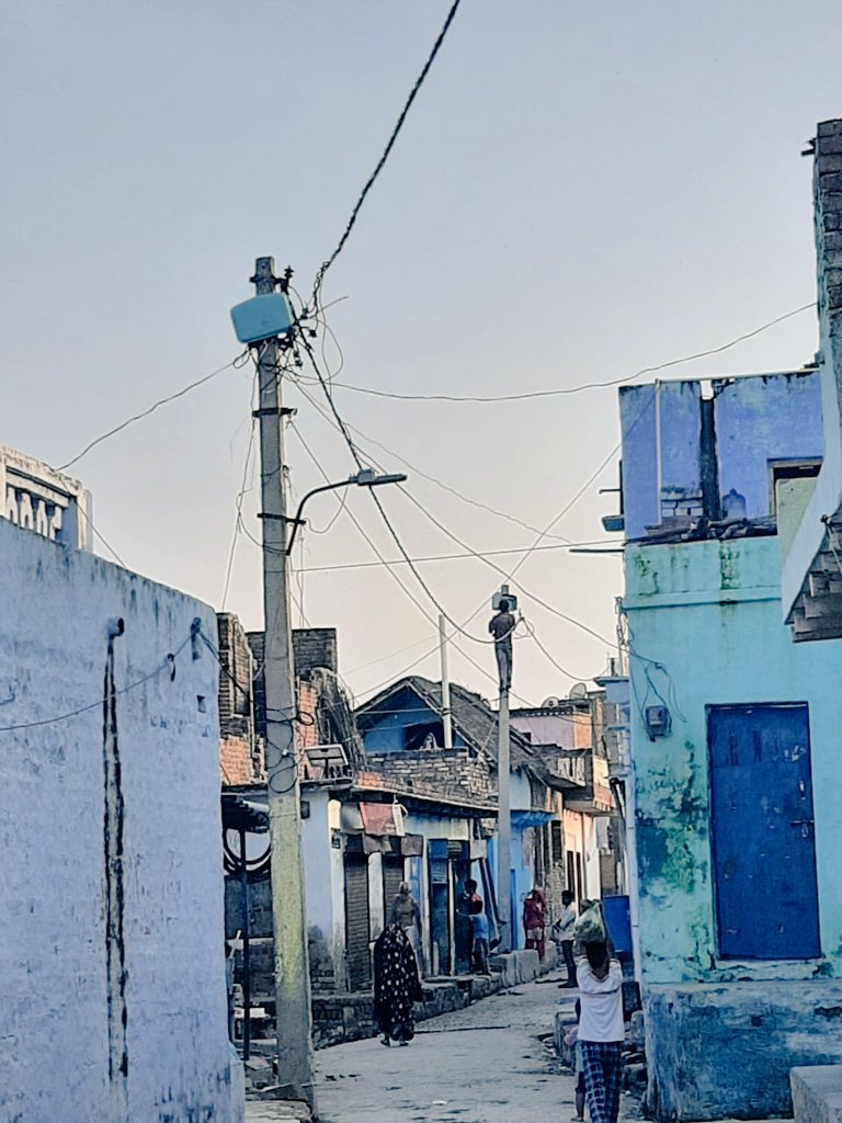 मथुरा सौभाग्य योजना-गांव में डली LT केबल का विभाग- उपभोक्ता दोनों को मिला लाभ। 20% बढ़ी वसूली,रुकी चोरी,मिले नए संयोजन, बेहतर हुई विधुत आपूर्ति। <a href="/ptshrikant/">Shrikant Sharma</a> @CeAgra2 @dvvnlmd <a href="/UppclChairman/">CMD UPPCL</a> <a href="/VINODKUMARGAN15/">Er Vinod Kumar Gangwar.Chief Engineer (UPPCL.RTD)</a> <a href="/se_eudc/">SE EUDC Mathura</a> @SE_EDC2_Mathura <a href="/se_eudcmathura/">SE MATHURA URBAN</a> <a href="/EEEUDD1MATHURA/">DVVNL_MATHURA_URBAN1</a>