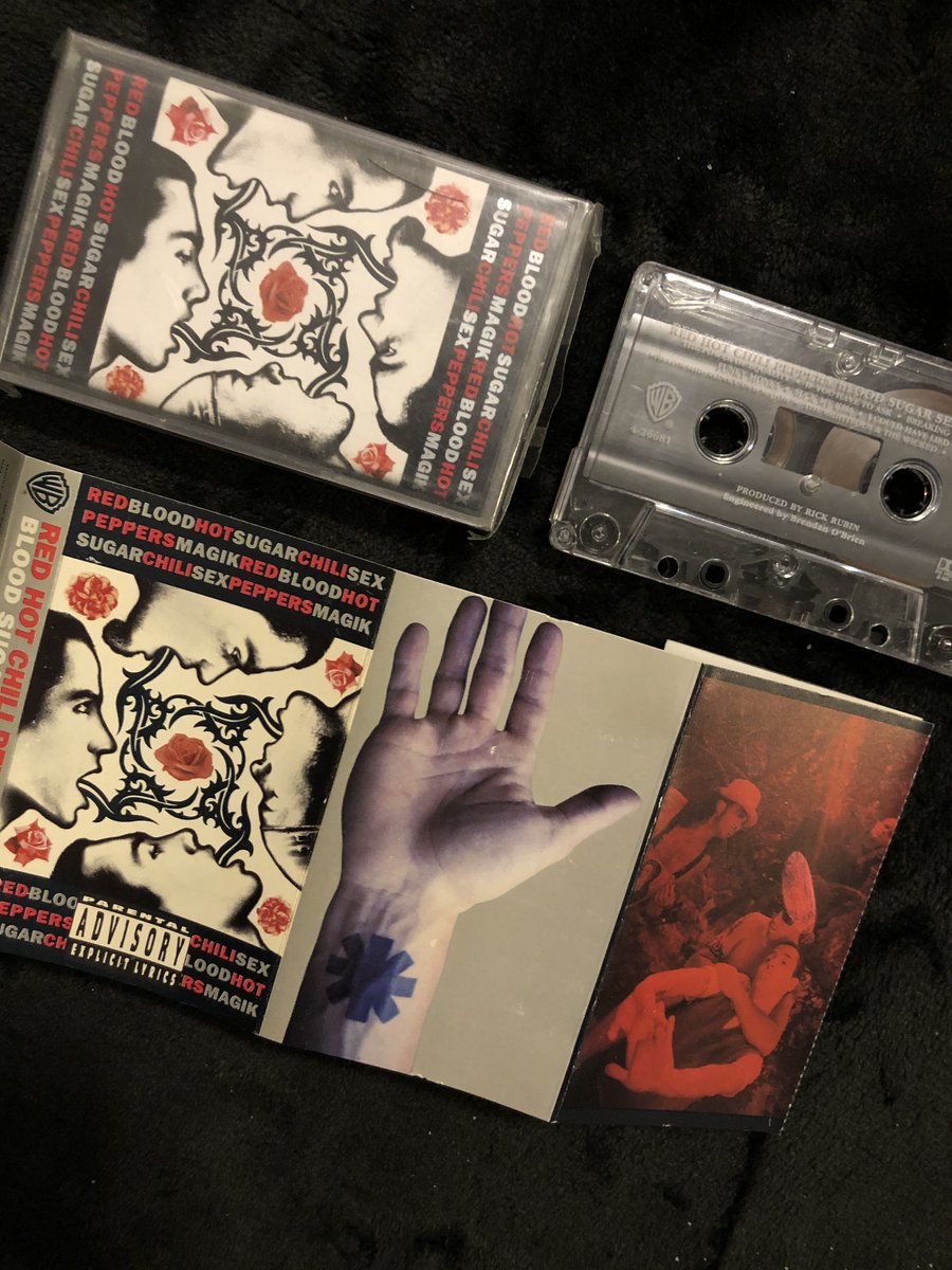Cassette  #BloodSugarSexMagik Uno sin y otro con Parental Advisory (amo las fotitos de los tatuajes en ese formato de cassette)