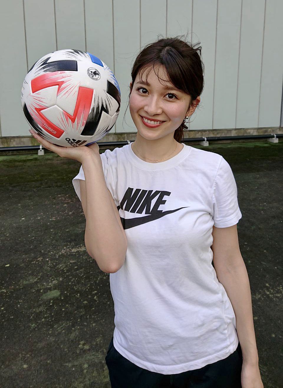 Twitter 上的 Tbs スーパーサッカー 公式 スパサカ公式instagram企画 リフティングチャレンジ Tbsのアナウンサーが リフティングに挑戦 第9回 山本里菜 アナ 練習では11回と好記録 本番には弱いと言っていたが 山本アナのリフティング動画