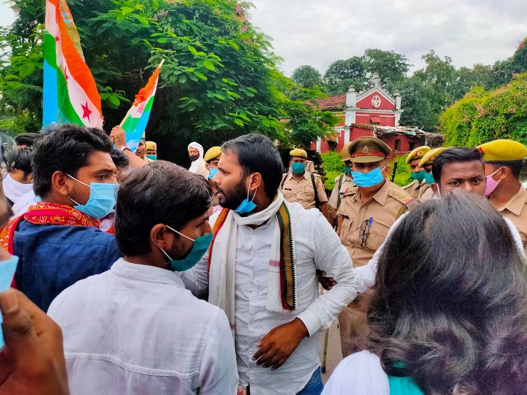 एयू छात्रसंघ भवन से बालशन पर बैठे किसानों को समर्थन देने जा रहे एनएसयूआई के सैकडो़ कार्यकर्ताओ को जबरन  पुलिस ने किया गिरफ्तार।।
#किसान_बचाओ_देश_बचाओ 
#भारत_बंद
