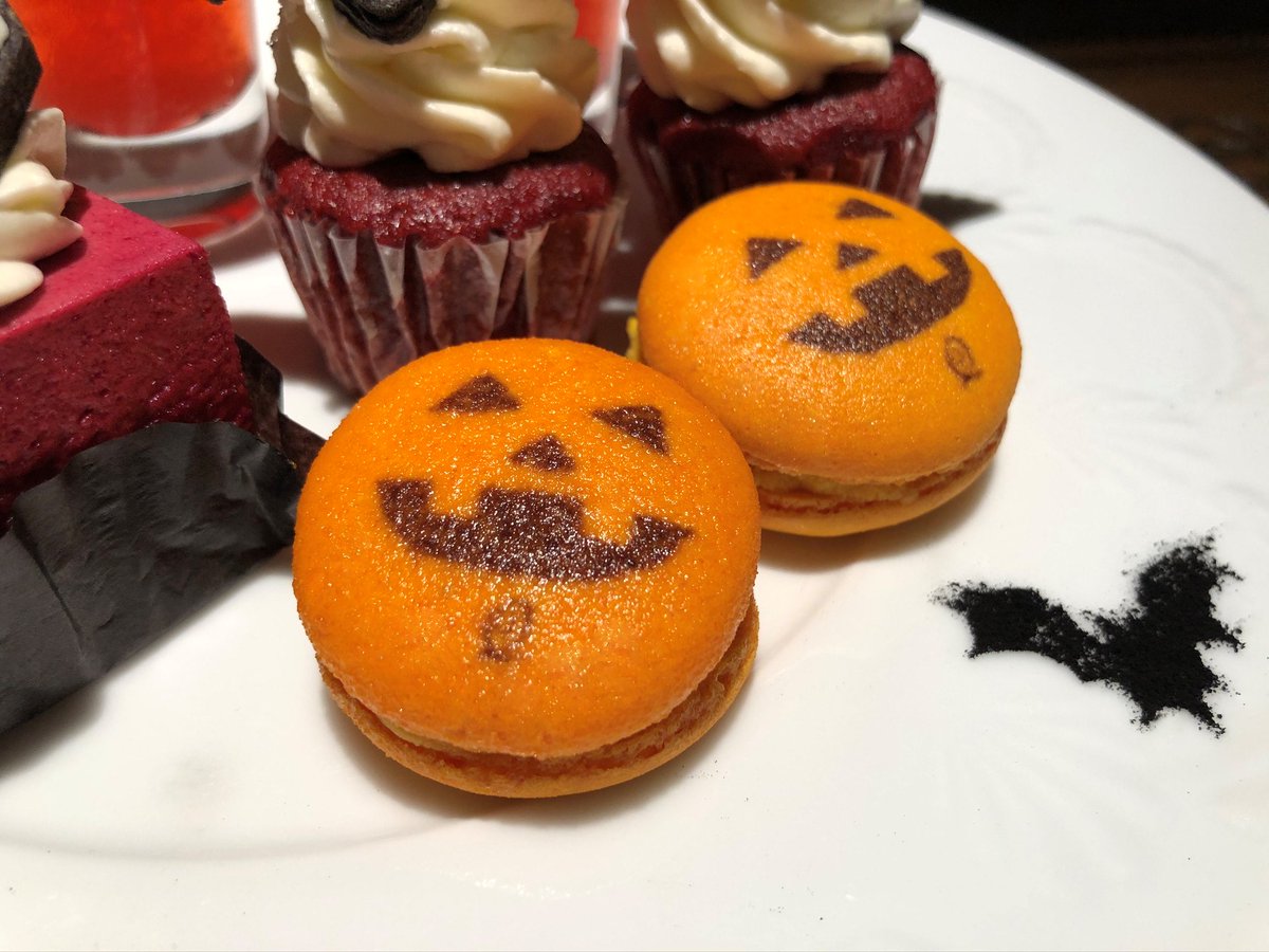 Q Pot Cafe ハロウィンの定番 ジャックオーランタンマカロン パティシエ特製のかぼちゃ クリームをたっぷりと絞った贅沢な仕上がり 濃厚なかぼちゃの風味と素材の甘さがぴったりな 秋の味覚のマカロン オバケちゃんプレート アフタヌーンティー