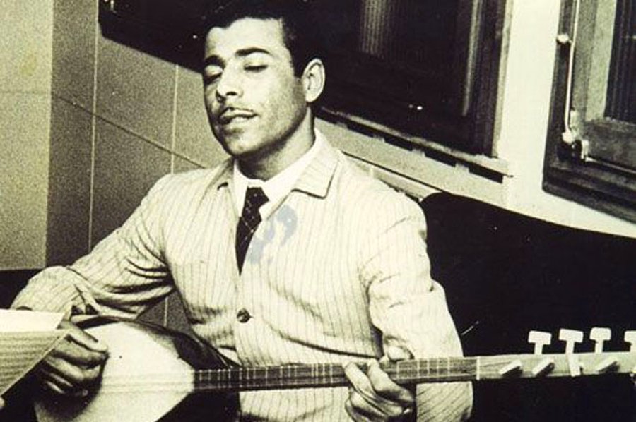 Bu sabah Abdallık geleneginin büyük ismi Neşet Ertaş'ın şu sözü karşıma çıktı...Kurşun gibi sözler...Allah rahmet eylesin...
 "İnsan ömrüne göre ölçmeli, bugün en son ekmeğini yeyip ölmeli, eğer öldüğünde bir çuval unu kalmışsa ben ne günah işledim demeli"