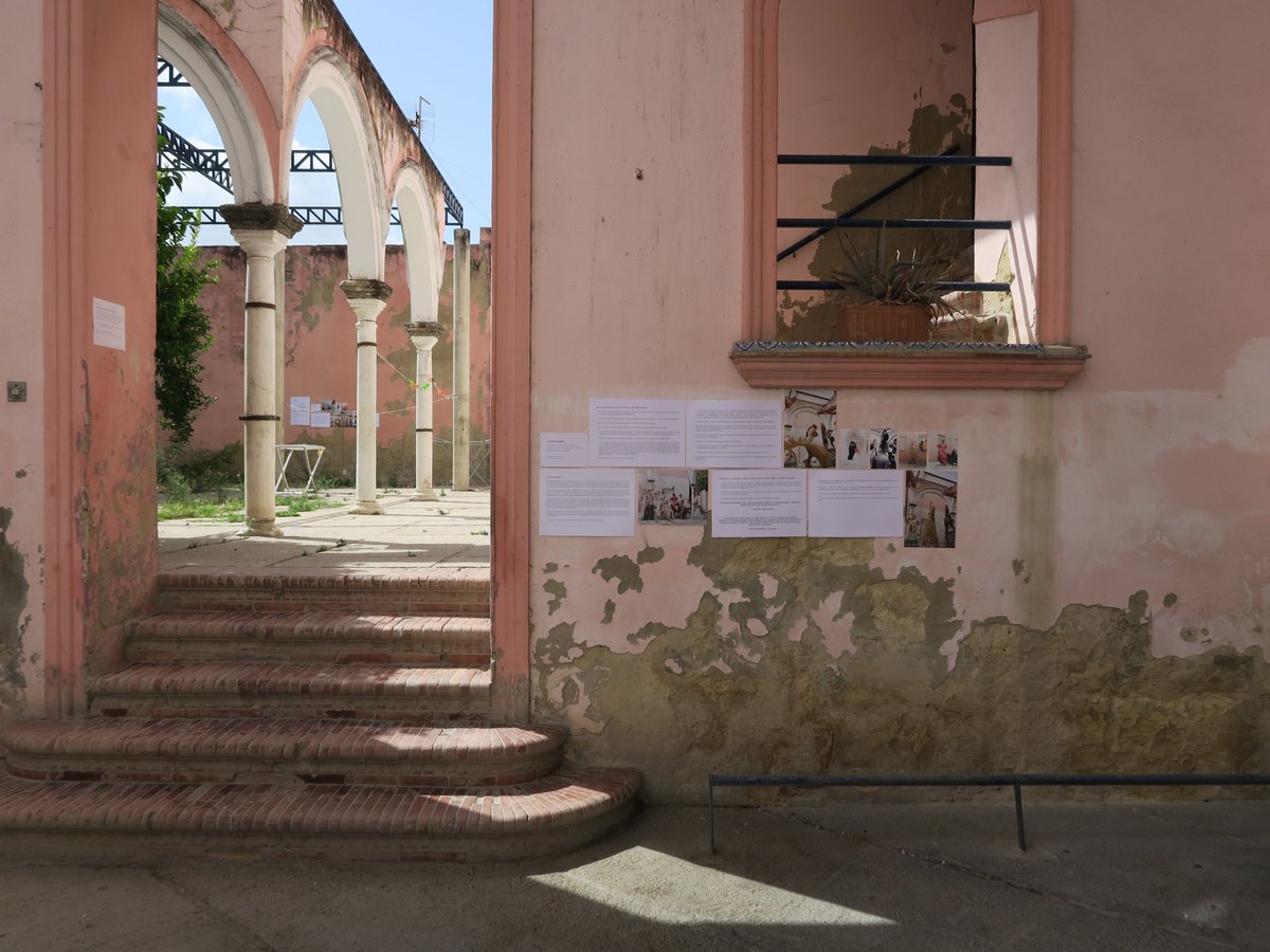 'La puerta abierta' es un proyecto que he realizado en el antiguo Palacio Dávila, actual patio de vecinos de la Plaza Benavente. Las fotos de Manuel Liñán realizadas por Camila Fálquez han llegado hasta este lugar del intramuros de Jerez. 🌺 

lucesdeintramuros.tumblr.com
