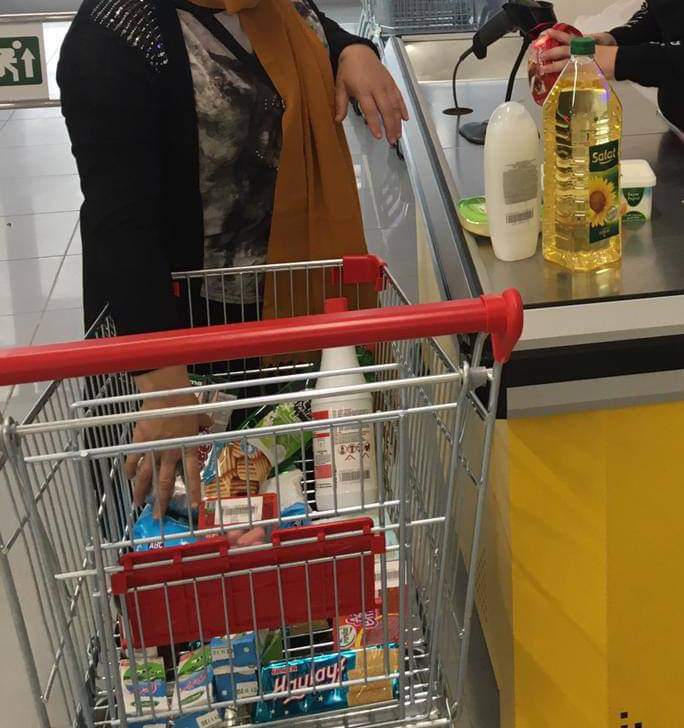 Halk Marketle yüzler gülüyor.

Yurttaşlarımız Halk Marketten alışverişini yapmaya başladı. İhtiyaç sahibi vatandaşlarımız standart erzak paketindeki bulgur, makarna, salça gibi ürünlerden değil; Şampuan, bebek bezi, bisküvi ve süt gibi gerçekten ihtiyaç duyduğu ürünlerden