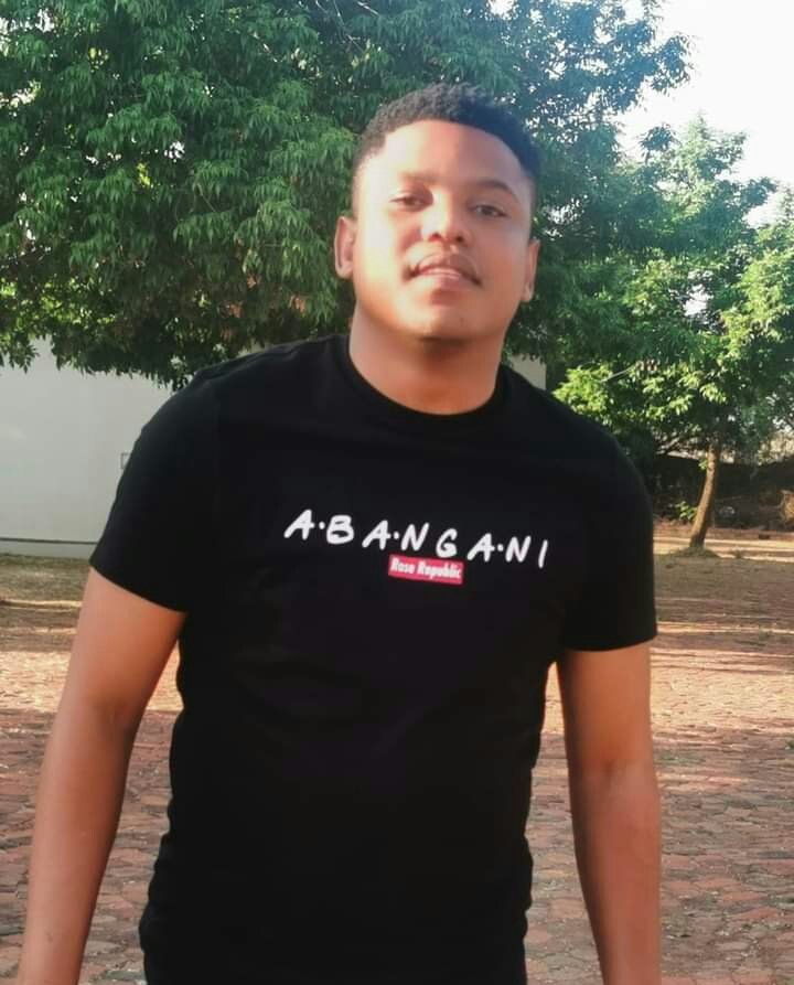 RoseRepublic_SA's tweet photo. #Spotted in our new Abangani #RoseRepublic tees 😆 #DressedBy0VI #0VIClothing https://t.co/7Y5Gjzykfm