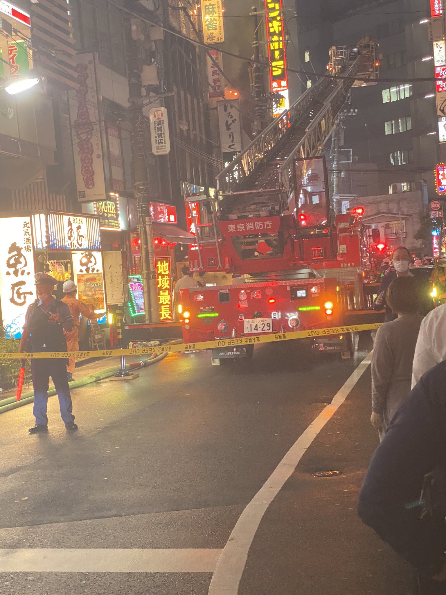 五反田駅付近のビルで火事が起き消火活動している画像