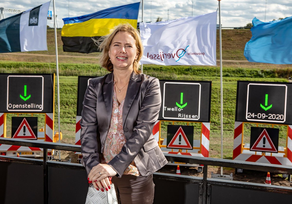 heijmansnl's tweet image. Minister Cora van Nieuwenhuizen heeft gisteren met de convenantpartners de extra rijstrook tussen Twello en Rijssen geopend. Deze extra rijstrook maakt onderdeel uit van de verbreding van de snelweg A1 tussen Apeldoorn en Azelo. #doorbouwers