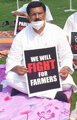 NasirHussainINC's tweet photo. Don't let our farmers to be exploited by the modi's corporates.
Let's show solidarity with the protesting Farmers against the farm bills passed by the Modi govt.
#IStandWithIndianFarmers
 #FarmBills2020 
 #BharatBandh
 #ScrapAntiFarmerActs
#भाजपा_हटाओ_किसान_बचाओ https://t.co/M0kJlmRYhv