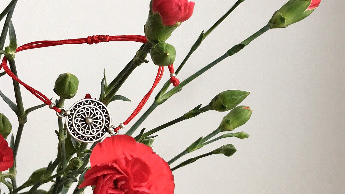 O floare și puțin roșu la încheietură fac ziua mai prietenoasă 🌺

Vezi toate brățările cu fir aici ►metaphora.ro/bijuterii-de-v…

#metaphora #bratarifir #bratariargint