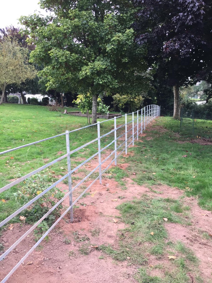 AWBMetalwork's tweet image. Still going 👌🏽 #fencing #blacksmithing #fabrication #engineering #installation #galvanised