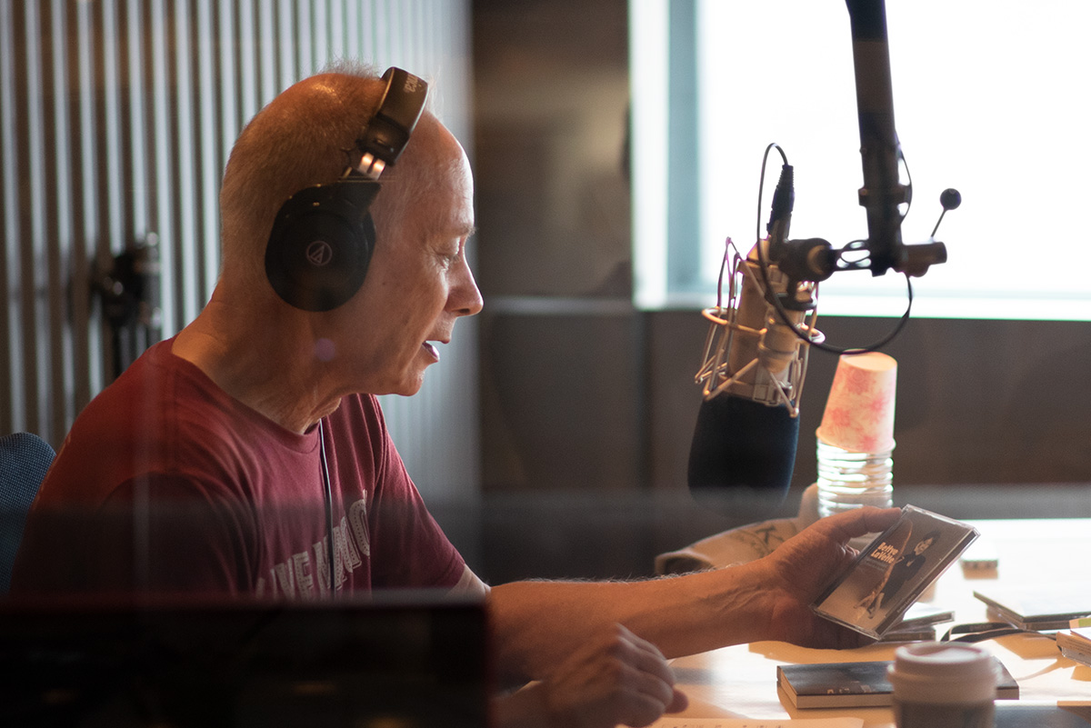 RADIOSWITCH_813's tweet image. 明日、24時からの『RADIO SWITCH』は最終回。
ピーター・バラカン（@pbarakan）さんが担当し、
自身の選曲と解説でおくる『BARAKAN SWITCH』！

今回のテーマは「TAKING STOCK」。
バラカンさんがどうしても手放せない
素敵な音楽ばかりがかかる1時間。

是非お聞きください。
#radioswitch813　#jwave